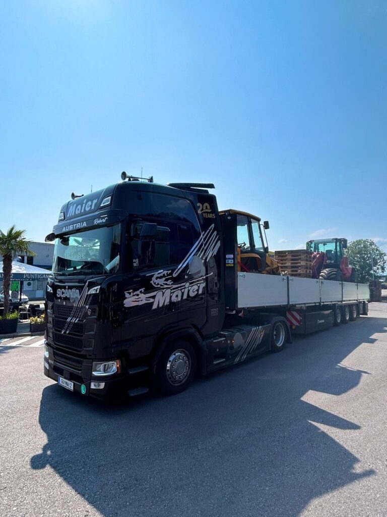 Franco-Maier-KG-31 Schwarzer voll beladener LKW der Franco Maier KG